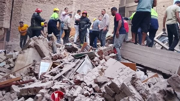 شاهدة على عقار الزيتون: فني الماكينات المتوفى كان واقف في البلكونة قبل الانهياراستمعت جهات التحقيق لأقوال الشهود في حادث انهيار عقار الزيتون الذي سقط بالكامل، وأكدت صاحبة محل مواجه