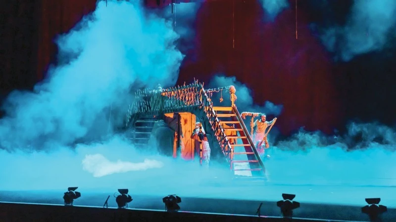 قد لا تنتمي مسرحية (عند الضفة الأخرى) للمؤلف البحريني حسين العصفور للمسرح الأسود، ولا المخرج طاهر محسن فعل ذلك، لأن أجواء المسرحية تراوحت بين العتمة، والنور، والعتمة لا تعني اللون 