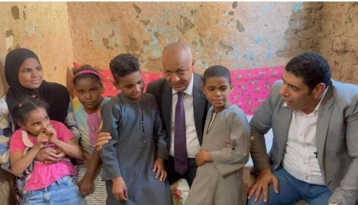 مصطفى بكري يزور الطفلة فاطمة في إسنا.. ورجل أعمال يقدم تبرعاته (صور) مصطفى بكري وعادل زيدان في منزل الطالبة فاطمةإسنا - أحمد أبو عدبةزار النائب مصطفى بكري، عضو مجلس النواب، ورجل ال