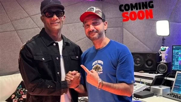 نادر حمدى يعلن عن مفاجأة مع محمد رمضان كشف الفنان نادر حمدى عن تعاون جديد مع الفنان محمد رمضان حيث نشر صورة لهما من داخل الاستوديو عبر حسابه على موقع