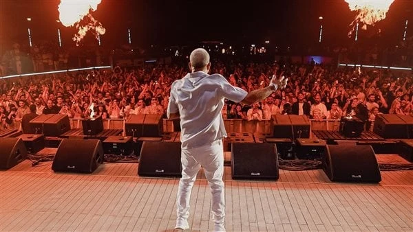 عمرو دياب يشعل سماء العلا في حفل كبير بالسعوديةأحيا النجم الكبير عمرو دياب حفلا غنائيا ضخما مساء أمس بمدينة العلا في السعودية.وغنى عمرو دياب باقة من