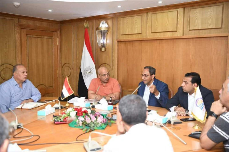 محافظ قنا يناقش مع وفد العامة للاستثمار الفرص الاستثمارية بالمحافظة استقبل الدكتور خالد عبدالحليم محافظ قنا اليوم السبت، وفدا من الهيئة العامة