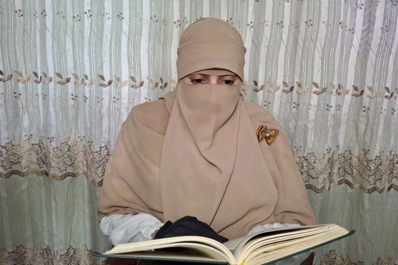 في ذكري المولد النبوي.. إيمان منشدة دينية ومحفظة قرآن من طراز فريد: وهبت حياتي للقرآن قمر سيدنا النبي قمر، وجميل سيدنا النبي وجميل .. بهذه الكلمات