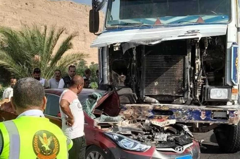 إصابة صيدلي بحادث تصادم سيارتين على طريق سوهاج الجديدة أصيب صيدلي يبلغ من العمر 43 عاما، بإصابات بالغة بحادث تصادم سيارة نقل بأخري ملاكي على طريق