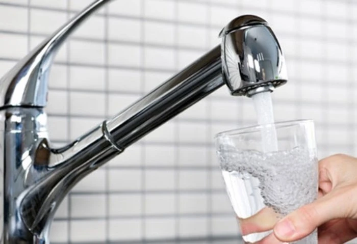 عودة المياه تدريجيا لبعض مناطق محافظة الجيزة بعد انقطاعها 10 ساعات أعلنت شركة مياه الشرب والصرف الصحي بالجيزة، عن بدء عودة المياه لمدينة الحوامدية