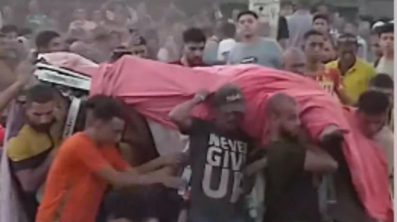 فيديو يوثق اللحظات الأولى بعد تصادم قطاري الزقازيق حصل افاق عربية على مقطع فيديو يظهر اللحظات الأولى بعد تصادم قطاري الزقازيق في الشرقية، ومحاولة