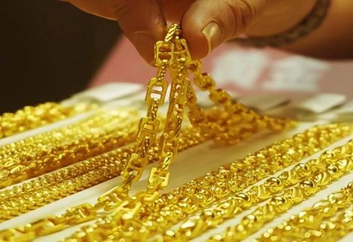 أسعار الذهب اليوم، زيادة جديدة في أقل من نصف ساعة، عيار 21 ب3590 جنيها سعر الذهب اليوم، لا تزال أسعار الذهب مرتفعة بعد قرار البنك الفيدرالي الأمريكي بخفض أسعار الفائدة، مسببا تسارع