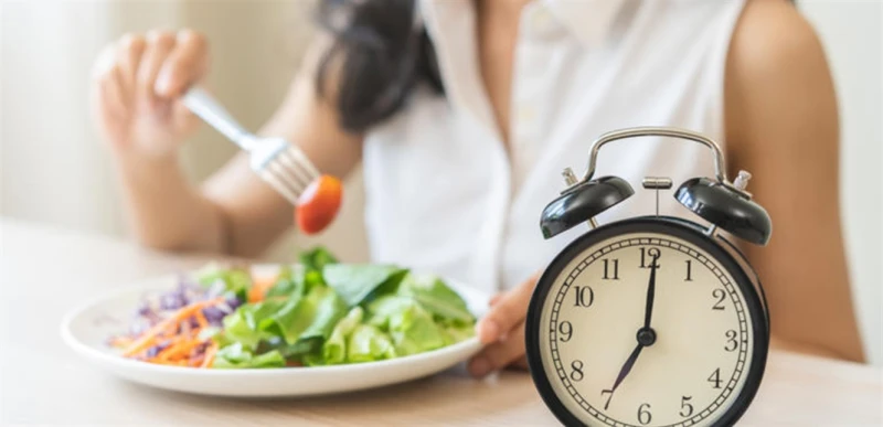 الصيام المتقطع.. فعالية وفئات ينصح بتجنبها صحة يعد الصيام المتقطع أحد أكثر الأساليب فعالية في تخفيض الوزن والحد من الدهون الزائدة، وهو يلقى اهتماما متزايدا بفضل نتائجه الملحوظة في 