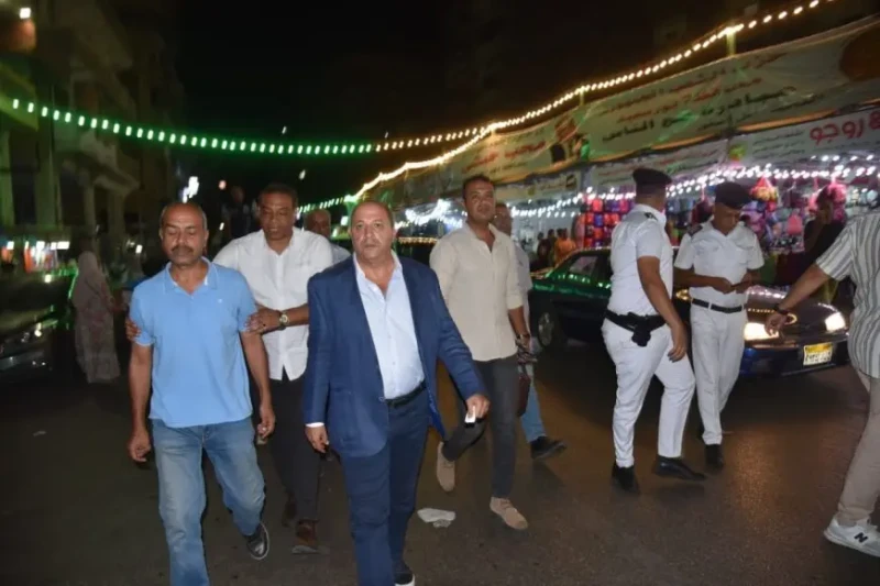 محافظ بورسعيد لرواد المقاهي: والنبي بلاش لعب كوتشينه ديه ممنوعة قانوناوجه اللواء أركان حرب محب حبشي محافظ بورسعيد، رسالة لرواد المقاهي جلال جولة مسائية على الأسواق، حيث مر على بعض 