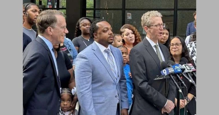 تعويض ب50 مليون دولار لأمريكي سجن 10 سنوات ظلما لايف ستايل حكم على سلطات مدينة شيكاغو الأميركية بدفع مبلغ قياسي يبلغ 50 مليون دولار لأميركي ثلاثيني أسود أمضى 10 سنوات في السجن إثر 