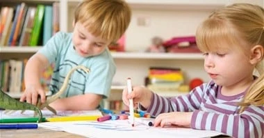 لو أول سنة كى جى.. إزاى تتغلبى على خوف طفلك من المدرسة صحة وطب يمثل ذهاب الطفل أول يوم في المدرسة تحدى كبير على الأمهات نتيجة الخوف والقلق الذى قد يشعر به الطفل من التواجد بمكان لأ