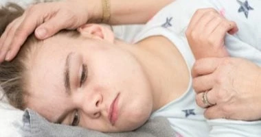 أسباب حدوث نوبات الصرع عند البالغين لأول مرة وطرق التعامل مع المصاب صحة وطب يمكن أن يؤدى انخفاض نسبة السكر فى الدم، والحمى المرتفعة، وإصابات الدماغ الرضية، والآثار الجانبية للأدوية