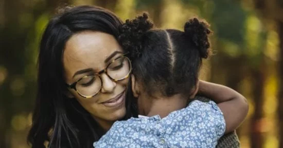 التعامل مع المراهقين يمكن أن يكون تحديا كبيرا، حيث يكونون في مرحلة الانتقال من الطفولة إلى مرحلة البلوغ، وفي هذه الفترة، يبدأ المراهقون في تشكيل