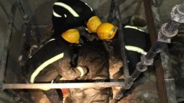 رأسها معلق بين طابقين.. مصرع طالبة داخل أسانسير بالهرم لقيت طالبة مصرعها بصورة مأساوية بعدما أصيبت بحالة أغماء داخل الأسانسير لتنزلق رأسها بين الطابق ال11 وال10 بمنطقة الهرم.جاءت ا