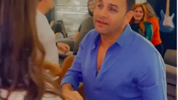 زوجة مصطفى قمر تفاجئه بحفل عيد ميلاده وتدعوا أصدقاءه المقربينفاجأت غادة عيسي زوجها مصطفى قمر بإقامة حفل عيد ميلاده داخل مطعمه الخاصة ودعت فيه كل أصدقائه المقربين من داخل الوسط الفن