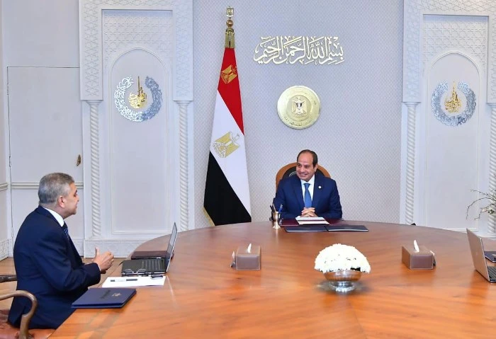 الرئيس السيسي يوجه باستمرار تقديم الخدمات الملاحية والبحرية رغم الأوضاع الراهنة عقد الرئيس عبد الفتاح السيسي، رئيس افاق عربيةية، اليوم، اجتماعا مع