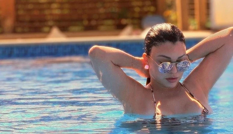 هيفاء وهبي تحبس الأنفاس بملابس السباحة في مصر (صور)خطفت النجمة هيفاء وهبي الأنظار على شبكات التواصل الاجتماعي، بإطلالة لها من داخل حمام السباحة في