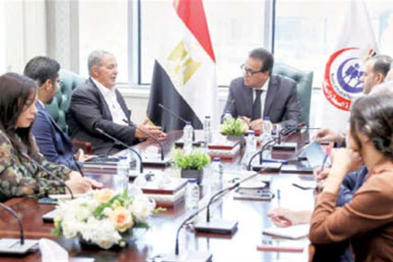 الصحة تبحث استخدام تقنيات الروبوت الجراحى عقد الدكتور خالد عبدالغفار، نائب رئيس الوزراء، وزير الصحة، اجتماعا، مع المهندس هادى بساط، ممثل شركة والمهندس ياسين منصور، عضو مجلس إدارة م