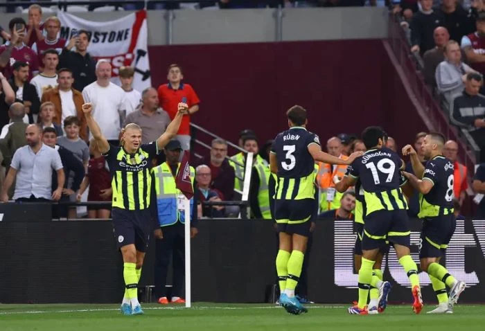 -هاتريك هالاند يقود السيتي لعبور ويستهام .. واصل النجم النرويجي إرلينغ هالاند مهاجم مانشستر سيتي توهجه بتسجيل ثلاثية هاتريك ليقود فريقه للفوز على مضيفه وست هام يونايتد بنتيجة 3-1 ض