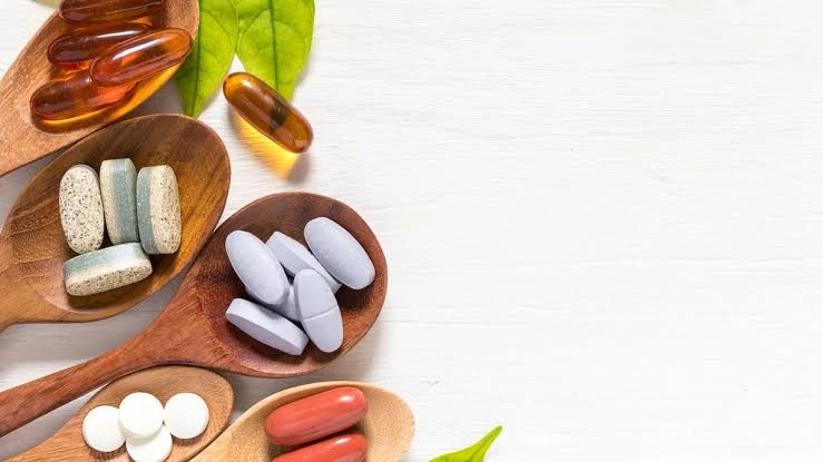 تعرف على أفضل الفيتامينات للجسمالفيتاميناتتعد الفيتامينات مركبات عضوية يمكن الحصول عليها من خلال أكل بعض أنواع الأطعمة، أو عن طريق تناول المكملات الغذائية،قد يحتاجها الجسم لتنظيم ا