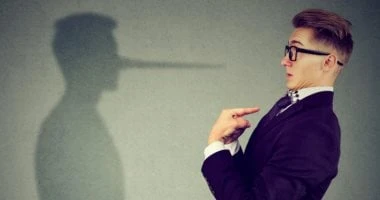 مش دايما سوء تربية وأخلاق.. تعرف على الكذب المرضى وطرق الكشف والعلاج صحة وطب تصف إحدى الدراسات الكذب المرضي بأنه قول خمس أكاذيب أو أكثر على مدار 24 ساعة، كل يوم، لأكثر من ستة أشهر 