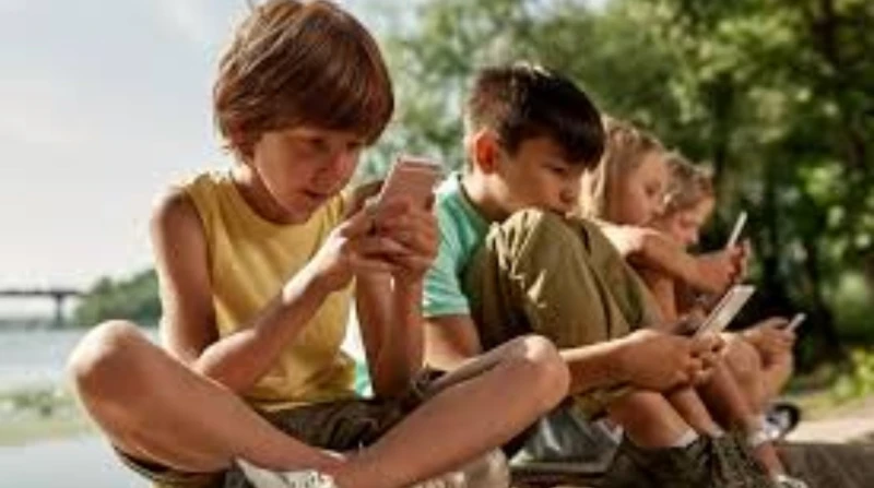 مخاطر الإفراط في التكنولوجيا.. كيف نحمي أطفالنا من الخرف الرقمي؟ في ظل التطور التكنولوجي المتسارع، أصبح من الضروري وضع قيود على استخدام الأطفال للأجهزة الذكية لتجنب التأثيرات السلب