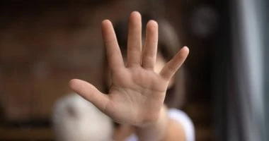 إزاي تتعاملي مع بنتك لو تعرضت للتحرش؟.. اسمعيها وطمنيها المرأة والمنوعات التحرش بالفتاة الصغيرة يجعلها تعاني من حالة فقد الثقة في الآخرين وقد يكون