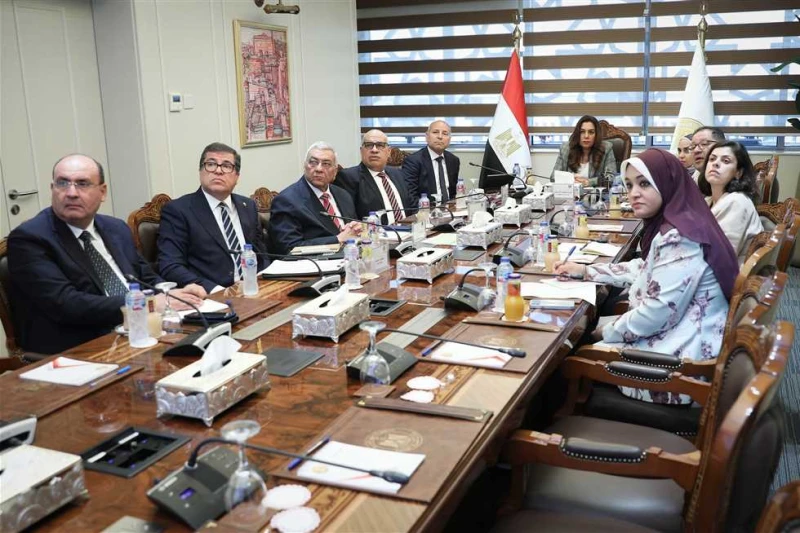 بعد إزالة آثار حريق الموسكي.. مقترح لتطوير ورفع كفاءة 3 شوارع بالعتبة عقدت الدكتورة منال عوض وزيرة التنمية المحلية، اجتماعا اليوم مع الدكتور إبراهيم