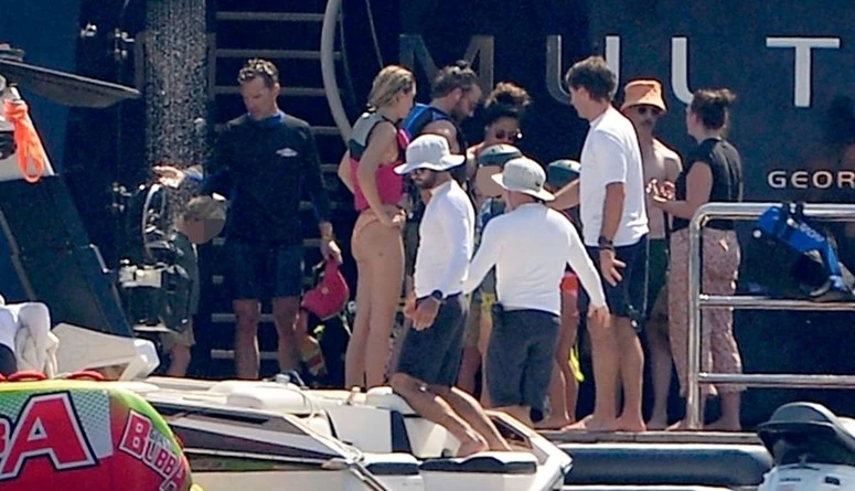 جيجي حديد وحبيبها يتبادلان القبل على يخت مع مارغوت روبي وبيندكت كامبرباتش (صور)جمعت رحلة بحرية مجموعة كبيرة من المشاهير على متن يخت فاخر قبالة ساحل بالمارولا في إيطاليا.وشوهد برادل