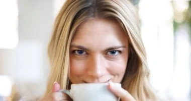 دراسة: تناول هذا المشروب يوميا يقلل خطر الإصابة بالنوبة القلبية إلى النصف صحة وطب يبدأ الكثير منا يومهم بفنجان من القهوة الساخنة، فهى تساعد على تجدد نشاط الجسم والعقل، وبالنسبة للع