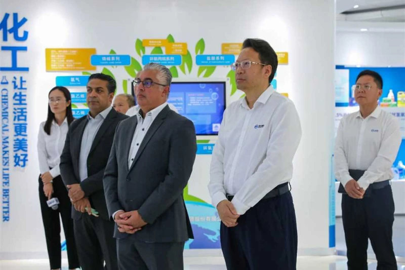 رئيس اقتصادية قناة السويس يبحث مع رئيس مجموعة الصينية إقامة مجمع للصناعات الكيماوية التقى وليد جمال الدين، رئيس الهيئة العامة للمنطقة الاقتصادية