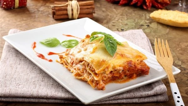 مشبعة ولذيذة.. طريقة عمل فطيرة اللازانيا بمكونات خفيفةفطيرة اللازانيا من الوصفات التي يقبل عليها الكبار والصغار، ويمكن تحضيرها في المنزل بمكونات خفيفة ولذيذ وشهية. طريقة عمل فطيرة