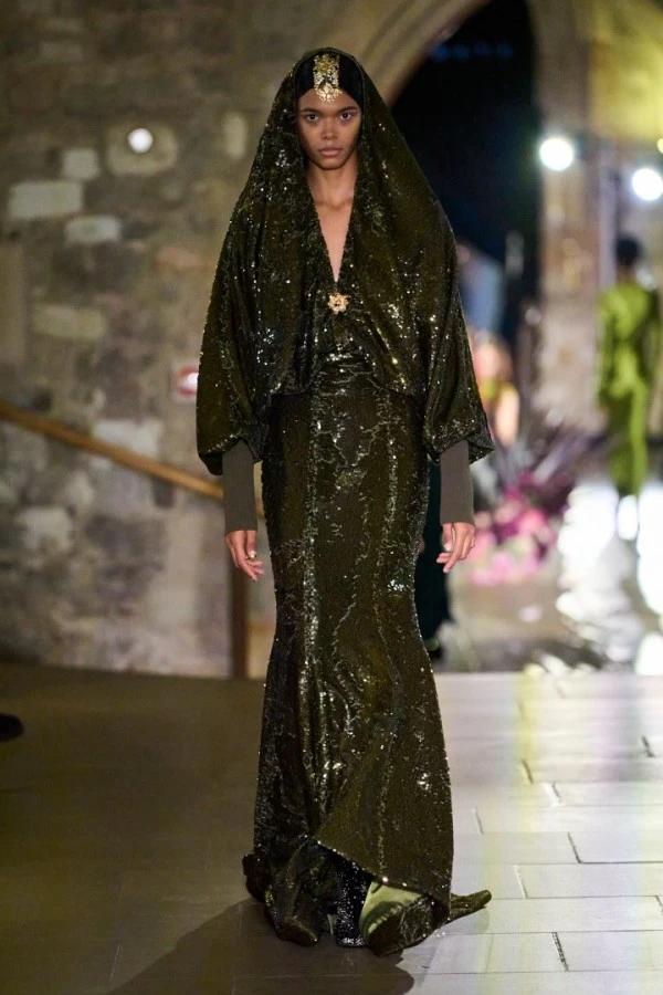 فساتين طويلة فخمة للمحجبات بمناسبة اليوم الوطني السعودي 94 مع اقتراب اليوم الوطني السعودي 94 تبحث النساء المحجبات عن الأزياء التي تجمع بين الفخامة