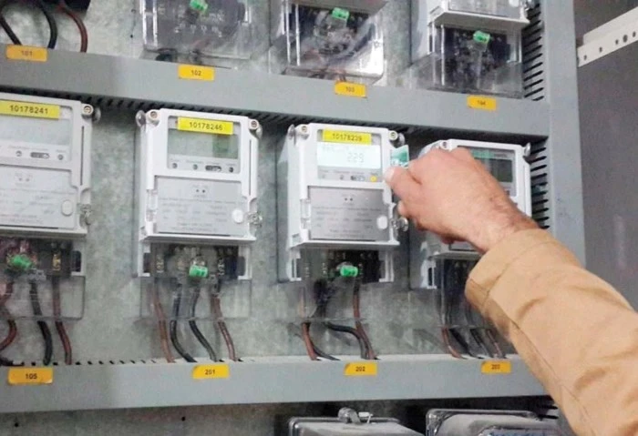 طريقة جديدة لمواجهة سرقة الباعة الجائلين للتيار الكهربائي بالشوارع طالب الدكتور سامح نعمان الأستاذ بكلية الهندسة وخبير الطاقة المتجددة، بوضع عداد كودي للباعة الجائلين بالشوارع، لتق