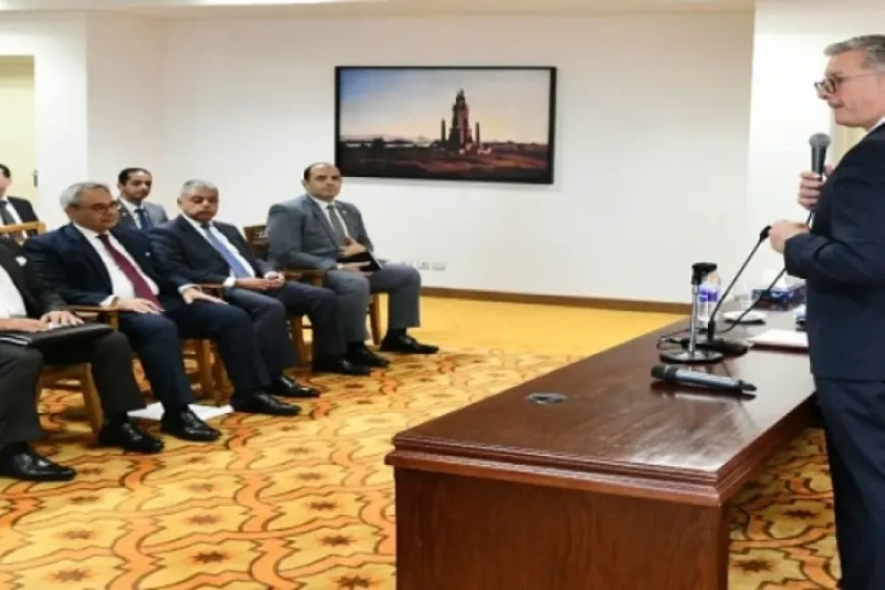 وزير البترول يدعو السفراء الجدد بمصر للتواصل مع الشركات العالمية لتشجيعهم على الاستثمار اجتمع المهندس كريم بدوي وزير البترول والثروة المعدنية مع مجموعة من سفراء مصر الجدد لدى دول ا