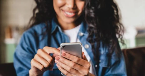 التهنئة بالمناسبات الجميلة كالمولد النبوي الشريف من الواجبات الاجتماعية المحببة إلى قلوب الجميع، وتعد أيضا من التصرفات التي تشعرنا بجمال المناسبة.