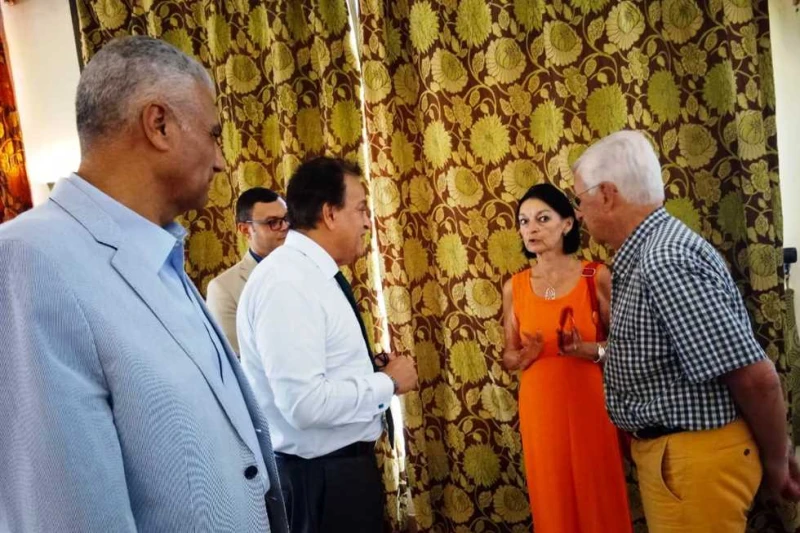 وزيرا الصحة والإسكان يلتقيان فوجا سياحيا فى أسوان إلتقى الدكتور خالد عبدالغفار نائب رئيس الوزراء للتنمية البشرية وزير الصحة والسكان، والمهندس شريف الشربينى وزير الإسكان والمرافق وا