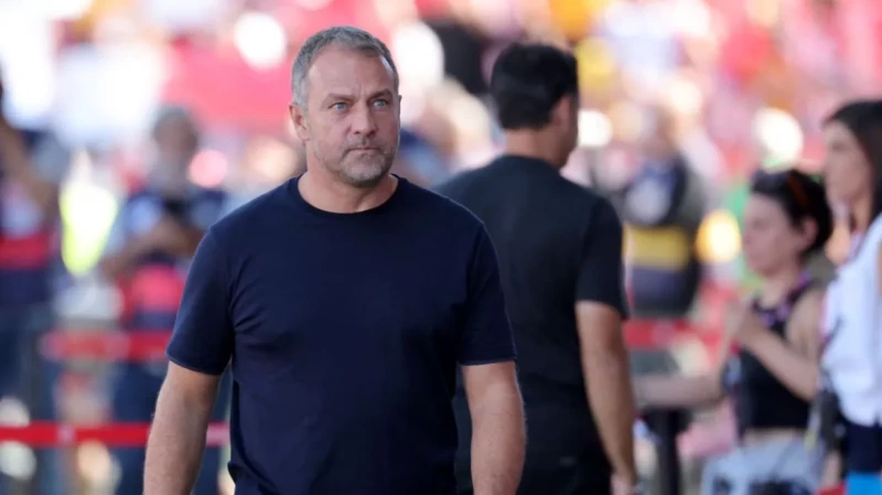 -تصرف رائع من فليك تجاه أطفال برشلونة.. فيديو .. نشرت صحيفة سبورت الإسبانية فيديو يبرز التفاف عدد من الأطفال حول سيارة المدرب الألماني والمدير الفني