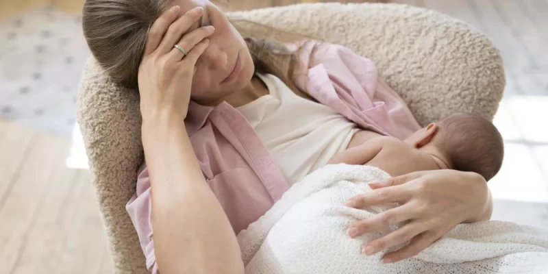 الصداع بعد الولادة .. هل تشير لمشكلة خطيرة؟نستعرض في التقرير التالي، أسباب الصداع بعد الولادة، حيث يمر الجسم بجميع أنواع التغييرات أثناء عودته إلى حالته الطبيعية قبل الحمل، وبعض هذ