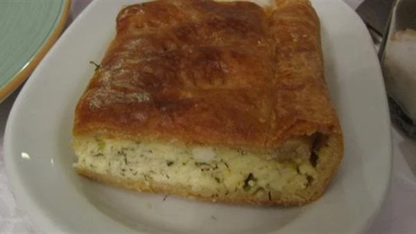 هتريحك فى المدارس.. طريقة عمل فطائر الجبنة والبقدونستعد فطائر الجبنة والبقدونس من الأكلات المغذية والسريعة التى تريح ربة المنزل من تجهيز السندوتشات كل يوم فى المدارس حيث يمكن تجهيز