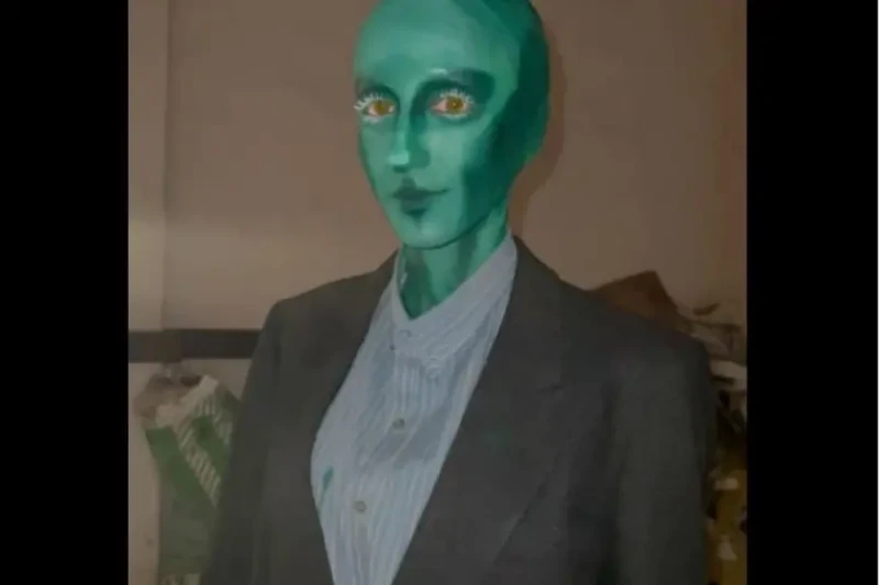 فيديو لظهور كائن فضائي في وسط البلد يثير الدهشة.. ما القصة؟في مشهد غريب وغير تقليدي، ظهر كائن فضائي على هيئة فتاة، تتجول في شوارع وسط البلد بالقاهرة، ما أثار القلق والمخاوف لدى بعض