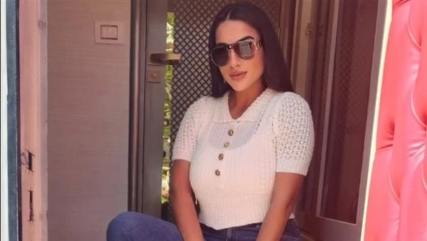 بخصر منحوت .. جوري بكر تخطف الأنظار بجمالها عبر انستجرام شاهدشاركت الفنانة جوري بكر، جمهورها عبر حسابها الرسمي على موقع انستجرام صورة جديدة لها. وظهرت الفنانة جوري بكر، بإطلالة أني