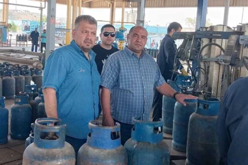 ضبط مصنع لتعبئة أسطوانات الغاز ناقصة الوزن خلال حملة تموينية بالجيزة أعلن المركز الإعلامي لمحافظة الجيزة، عن ضبط الأجهزة الرقابية بالتنسيق مع مديرية