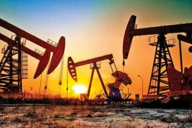 النفط يرتفع دولارا واحدا بعد التعافي من موجة بيع ارتفعت العقود الآجلة للنفط دولارا في التعاملات المبكرة اليوم الاثنين مع اقتراب إعصار محتمل من ساحل الخليج الأمريكي وتعافت الأسواق م