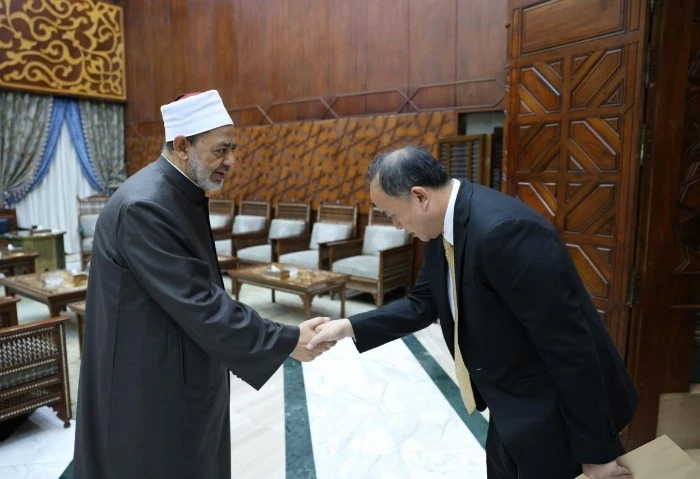 تايلاند تعرب عن امتنانها للأزهر الشريف على حسن رعاية طلابها أعرب فضيلة الإمام الأكبر أ.د أحمد الطيب، شيخ الأزهر الشريف، خلال استقباله القائم بأعمال سفارة تايلاند السيد ثانابوردي جو