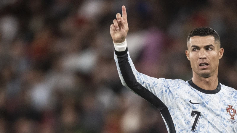 دبي، الإمارات العربية المتحدة ()تداول نشطاء على مواقع التواصل الاجتماعي مقاطع فيديو للحظة تسجيل نجم كرة القدم البرتغالي ولاعب نادي النصر السعودي، كريستيانو رونالدو، للهدف رقم 900 ف