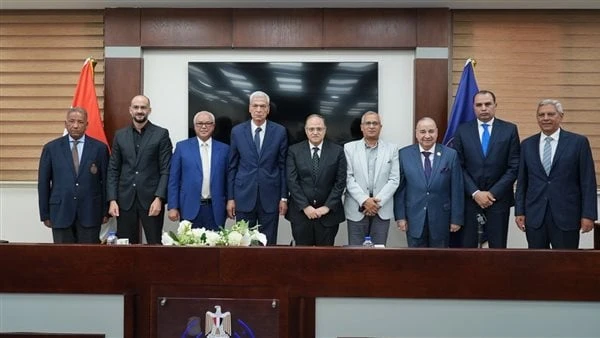 رئيس هيئة الدواء: توطين 30 مادة خام غير فعالة من أصل 280 عقد الدكتور علي الغمراوي، رئيس هيئة الدواء المصرية، واللواء طبيب بهاء الدين زيدان، رئيس هيئة الشراء الموحد والإمداد والتموي