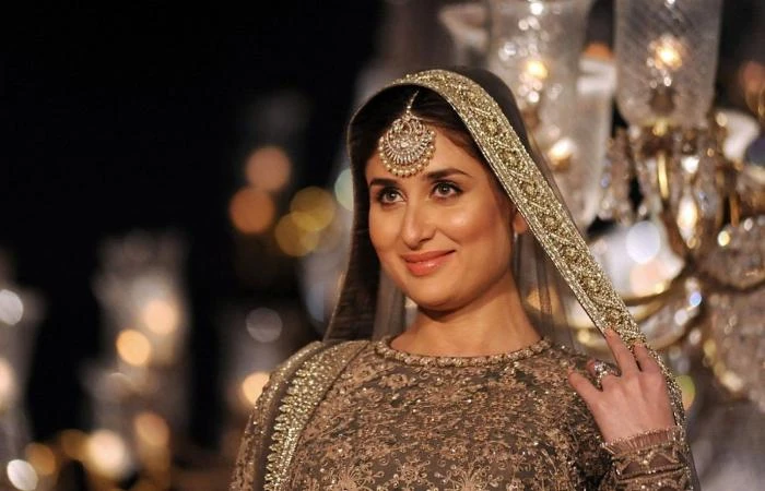 تتمتع نجمة بوليوود كارينا كابور بجمال جذاب يميزها عن غيرها من نجمات العالم، فهي صاحبة العينين الخضراوين والوجه الطويل والابتسامة المشرقة إلى جانب رشاقة جسمها وأناقة إطلالاتها. وقد