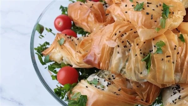 طريقة عمل جلاش بالجبن والسبانخ بمذاق لايقاومجلاش بالجبن والسبانخ من المقبلات الشهية واللذيذة التي يمكنك تحضيرها في المنزل بمذاق شهي ولذيذ، فيمكنك تطبيقها في المنزل بأسهل الخطوات وب