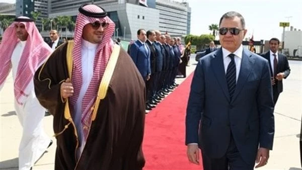 وزير الداخلية يودع نظيره السعودي بمطار القاهرة الدولي وزير الداخلية يودع نظيره السعودي بمطار القاهرة ودع اللواء محمود توفيق وزير الداخلية، نظيره